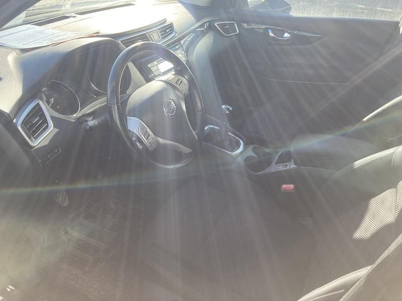 Käytetty Nissan Qashqai Acenta 116 HP (85 kW) 2015 Violetti Katumaasturi