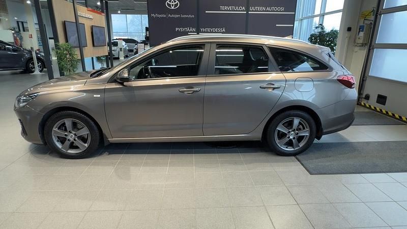 Käytetty Hyundai i30 Comfort 120 HP (88 kW) 2021 Ruskea (beige) Farmari