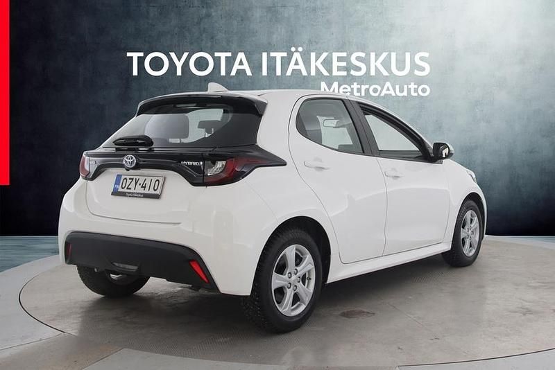 Käytetty Toyota Yaris Hybrid Active 116 HP (85 kW) 2023 Valkoinen Viistoperä