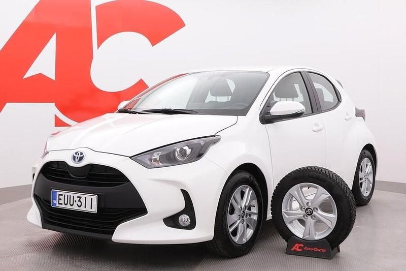 Käytetty Toyota Yaris Hybrid Active 116 HP (85 kW) 2023 Valkoinen Viistoperä