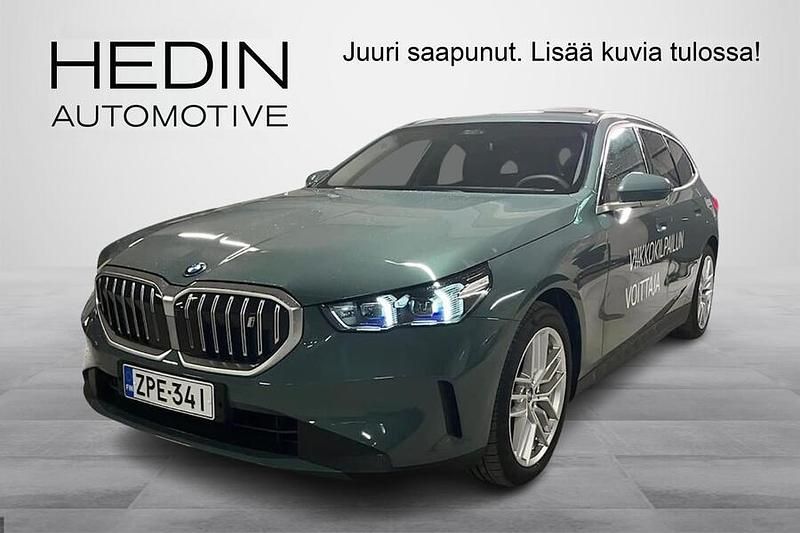 Vihreä Käytetty 2025 BMW i5 Comfort Edition Farmari | 68 800 € (Perustarjous) - Kuva 1/4