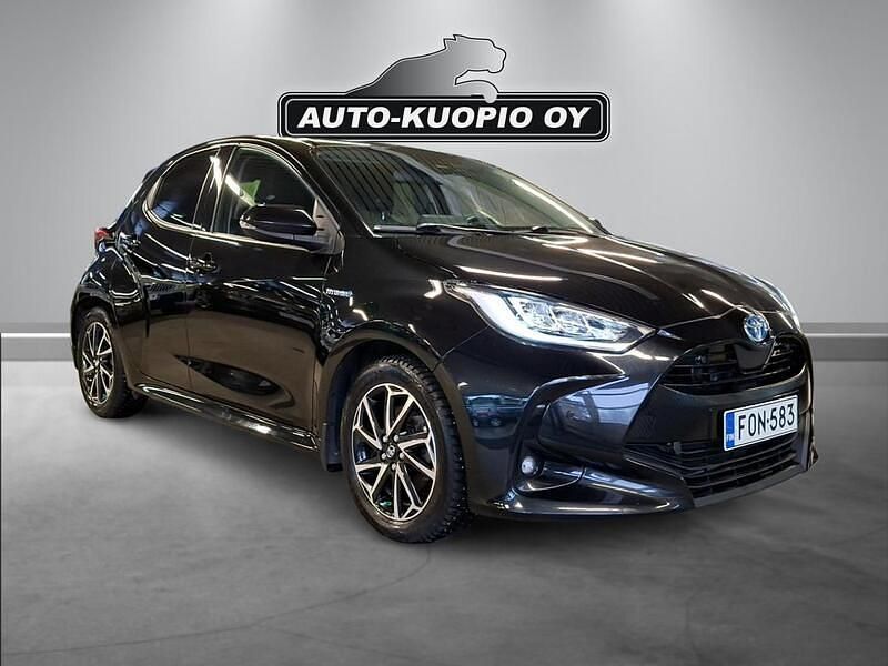 Käytetty Toyota Yaris Hybrid Plus 116 HP (85 kW) 2021 Musta Viistoperä