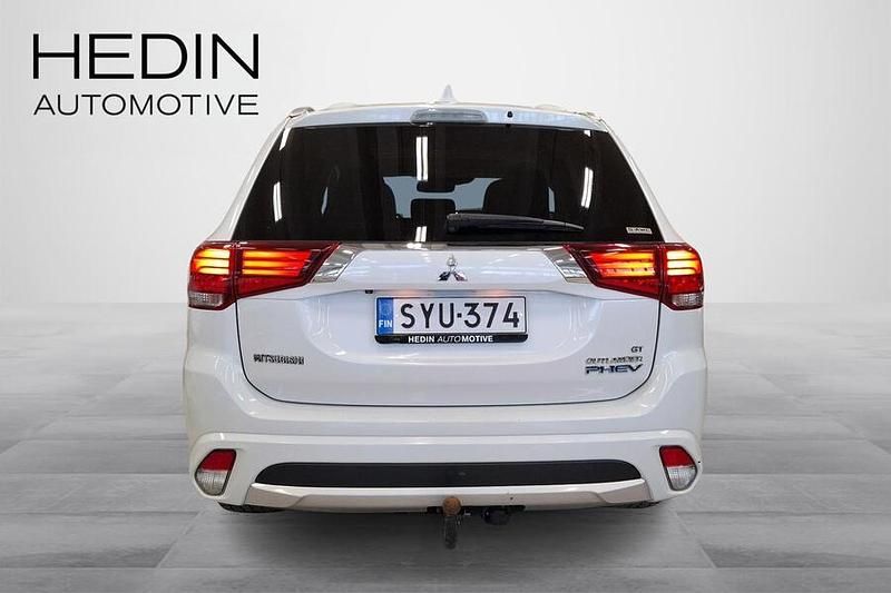 Käytetty Mitsubishi Outlander P-HEV Instyle 121 HP (88 kW) 2019 Valkoinen Katumaasturi