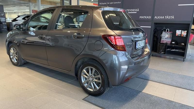 Käytetty Toyota Yaris Active 99 HP (72 kW) 2016 Harmaa Viistoperä