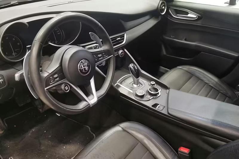 Käytetty Alfa Romeo Giulia Super 180 HP (132 kW) 2017 Harmaa Sedan