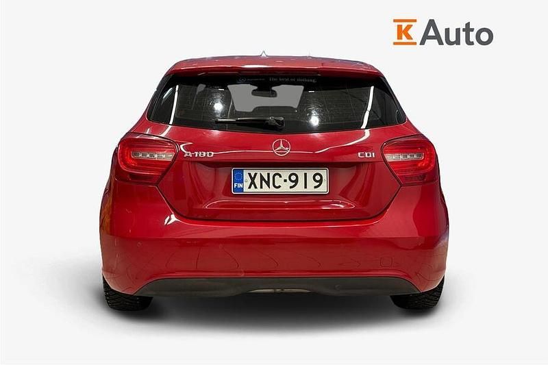 Käytetty Mercedes A180 Business 109 HP (80 kW) 2013 Viistoperä