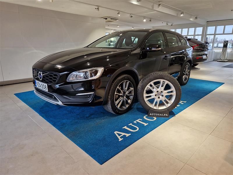 Käytetty Volvo V60 CC Summum 2017 Farmari