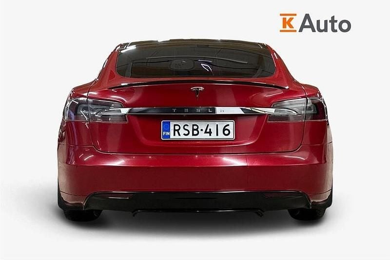 Käytetty Tesla Model S 241 kW (328 HP) 2015 Punainen Viistoperä