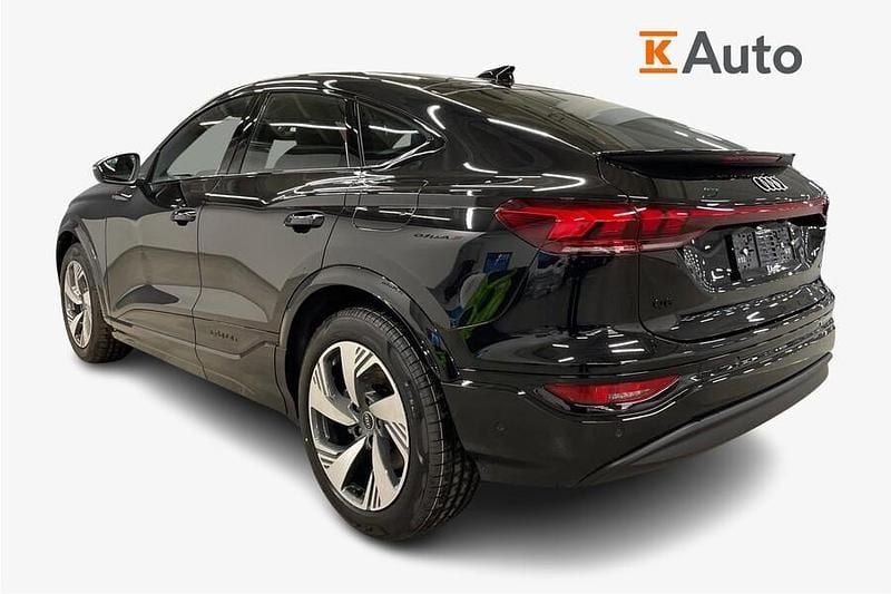 Uusi Audi Q6 Sportback e-tron S-Line 285 kW (388 HP) 2025 Musta Katumaasturi