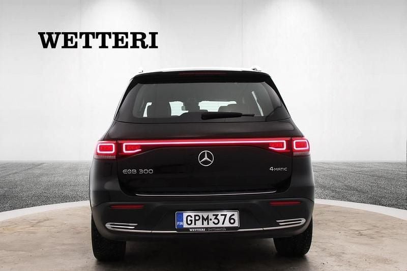 Käytetty Mercedes EQB300 Business 167 kW (228 HP) 2022 Musta Katumaasturi