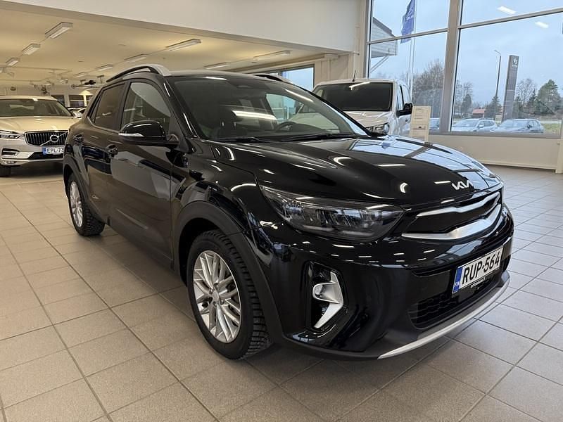 Käytetty Kia Stonic 101 HP (74 kW) 2022 Musta Katumaasturi