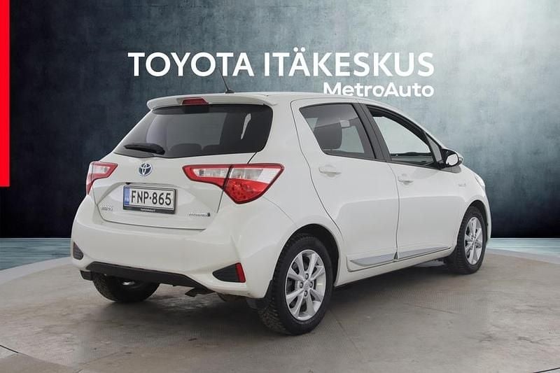 Käytetty Toyota Yaris Hybrid Premium 73 HP (53 kW) 2018 Valkoinen Viistoperä