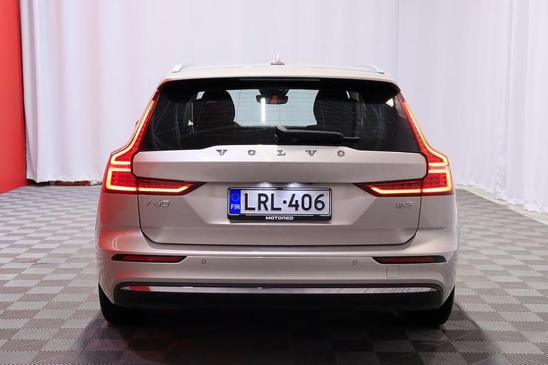 Käytetty Volvo V60 Business Edition 163 HP (119 kW) 2023 Farmari