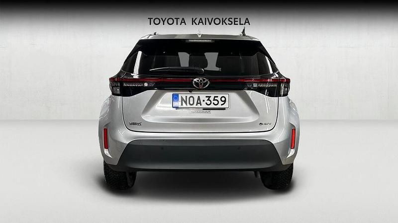 Käytetty Toyota Yaris Cross Plus 116 HP (85 kW) 2025 Hopea Katumaasturi