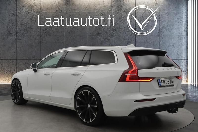 Käytetty Volvo V60 Momentum 150 HP (110 kW) 2019 Farmari