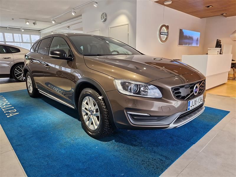 Käytetty Volvo V60 CC Summum 190 HP (139 kW) 2016 Farmari