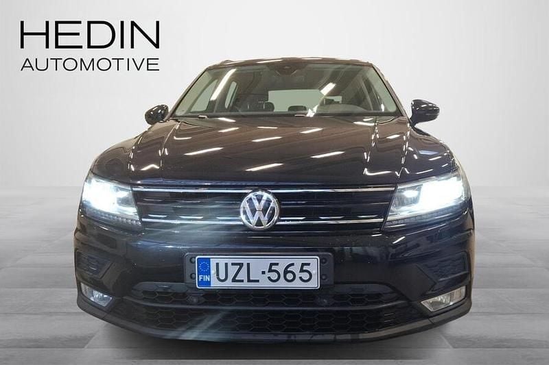 Käytetty VW Tiguan Comfortline 125 HP (91 kW) 2016 Musta Katumaasturi