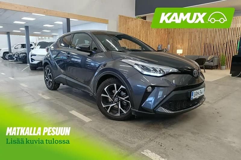 Käytetty Toyota C-HR Team 98 HP (72 kW) 2021 Hopea / harmaa Katumaasturi