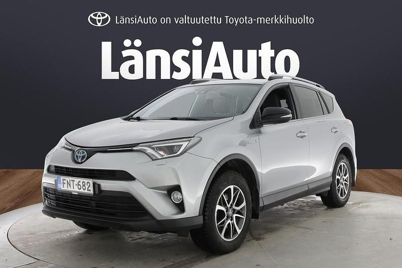 Käytetty Toyota RAV4 Hybrid Style 155 HP (114 kW) 2018 Katumaasturi