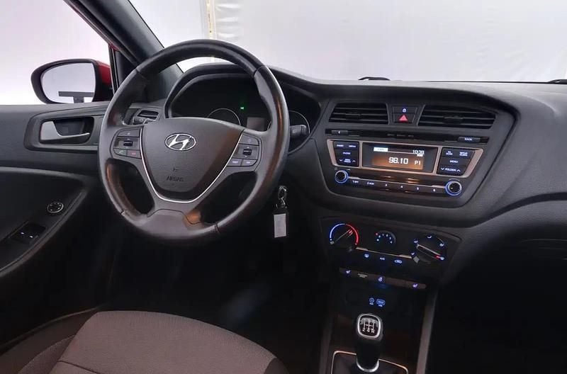 Käytetty Hyundai i20 102 HP (75 kW) 2017 Punainen Viistoperä