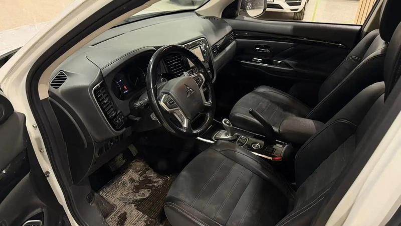 Käytetty Mitsubishi Outlander P-HEV Intense 150 HP (110 kW) 2016 Valkoinen Farmari