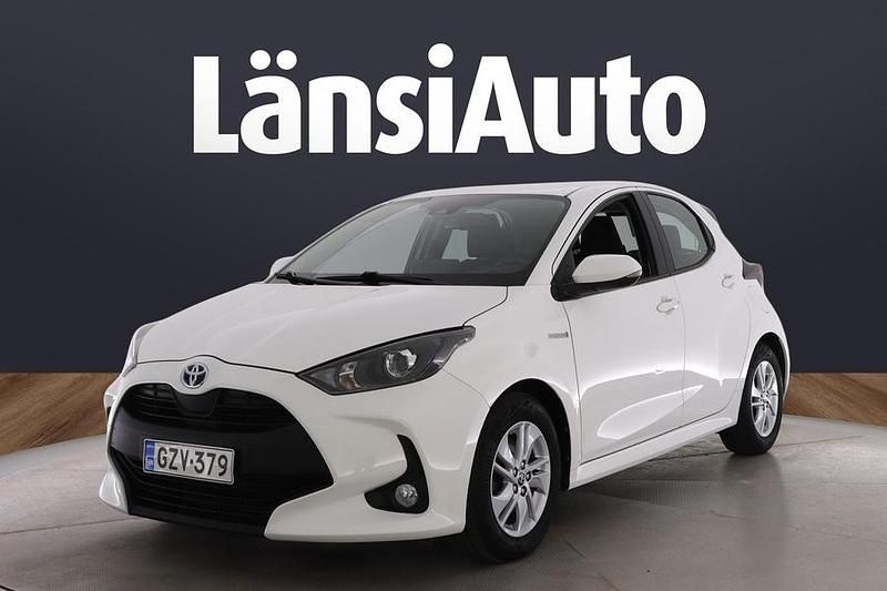 Käytetty Toyota Yaris Hybrid Active 116 HP (85 kW) 2021 Valkoinen Viistoperä