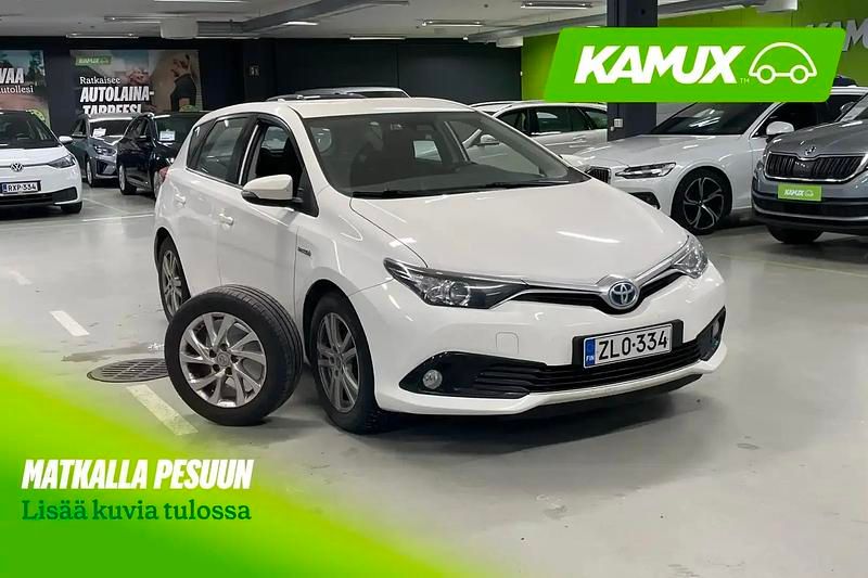 Käytetty Toyota Auris Hybrid Active 99 HP (72 kW) 2017 Valkoinen Sedan