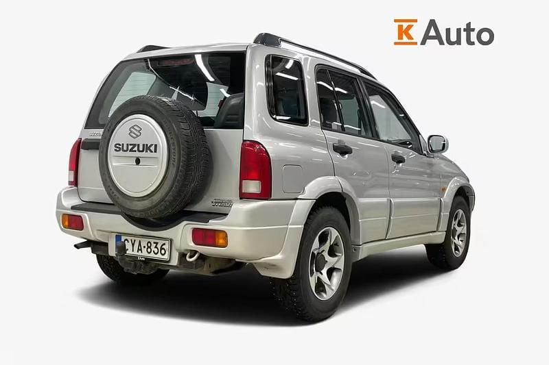 Käytetty Suzuki Grand Vitara 128 HP (94 kW) 2004 Hopea Katumaasturi