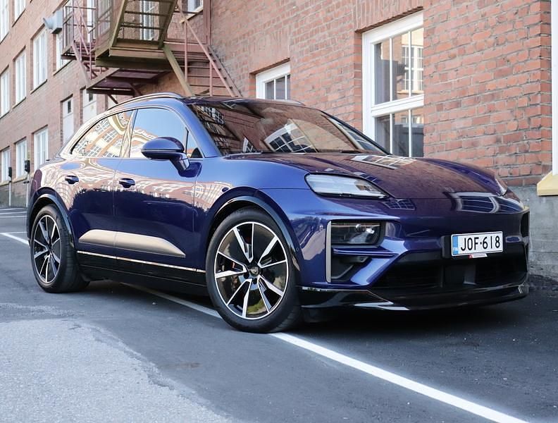 Sininen Käytetty 2024 Porsche Macan Turbo Sport Katumaasturi | 107 330 € - Kuva 1/3