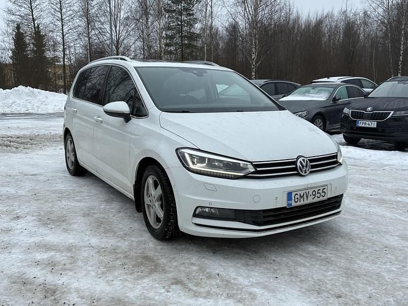 Käytetty VW Touran Highline 116 HP (85 kW) 2018 Tila-auto