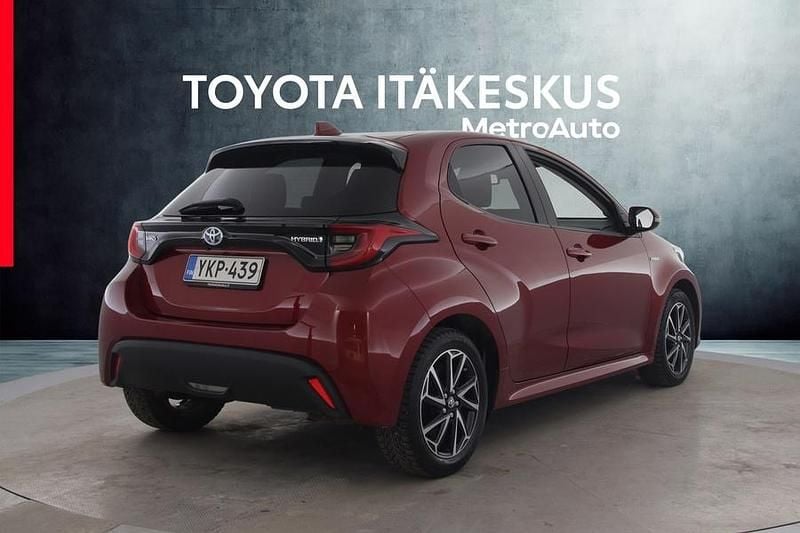 Käytetty Toyota Yaris Hybrid Style 116 HP (85 kW) 2020 Punainen Viistoperä
