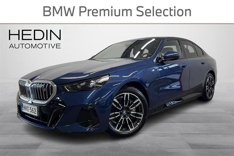 Sininen Käytetty 2025 BMW i5 M Sport Sedan | 68 800 € (Perustarjous) - Kuva 1/4