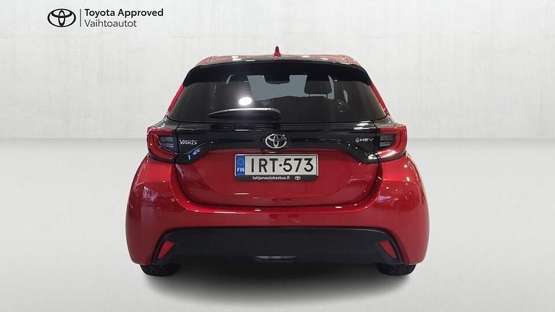 Käytetty Toyota Yaris Hybrid Plus 116 HP (85 kW) 2024 Punainen Viistoperä