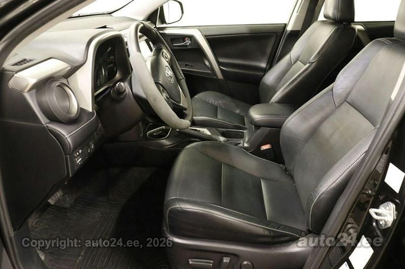 Käytetty Toyota RAV4 Hybrid Plus 155 HP (114 kW) 2018 Musta Katumaasturi