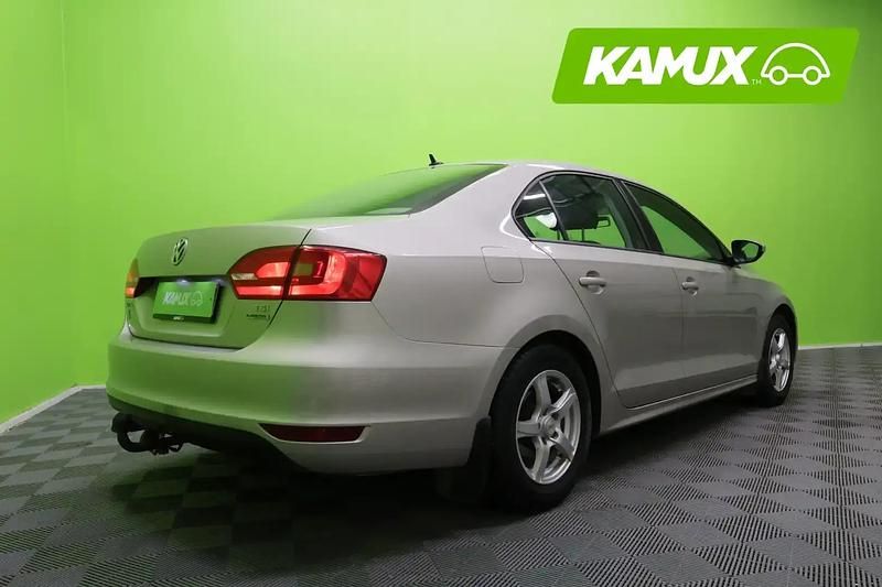 Käytetty VW Jetta Comfortline 105 HP (77 kW) 2014 Hopea / harmaa Sedan