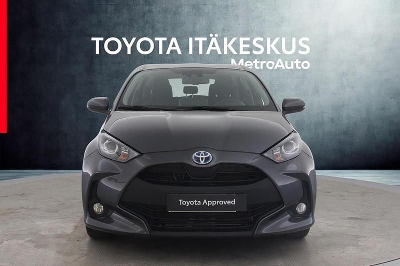 Käytetty Toyota Yaris Hybrid Active 116 HP (85 kW) 2024 Harmaa Viistoperä