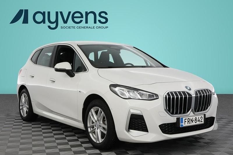 Käytetty BMW 225 Active Tourer M Sport 245 HP (180 kW) 2023 Valkoinen Tila-auto