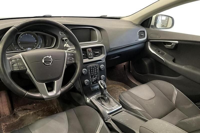 Käytetty Volvo V40 Business Edition 120 HP (88 kW) 2016 Valkoinen Viistoperä