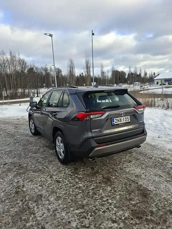 Käytetty Toyota RAV4 Hybrid Comfort 178 HP (130 kW) 2022 Hopea / harmaa Katumaasturi