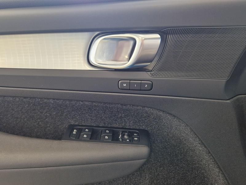 Käytetty Volvo XC40 Plus 211 HP (155 kW) 2023 Katumaasturi