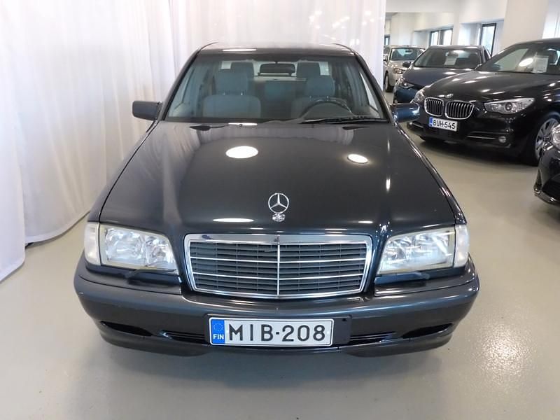 Käytetty Mercedes C240 Classic 170 HP (125 kW) 1998 Musta Sedan