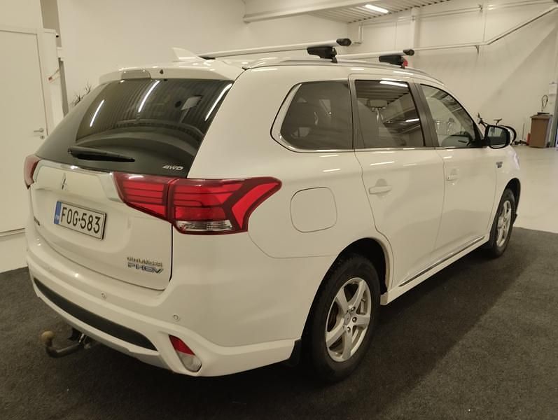Käytetty Mitsubishi Outlander P-HEV 121 HP (88 kW) 2016 Katumaasturi