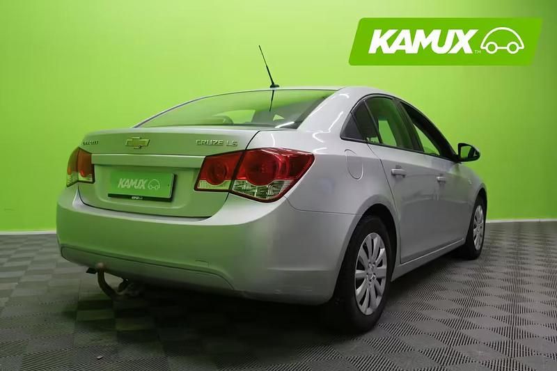 Käytetty Chevrolet Cruze LS 154 HP (113 kW) 2010 Hopea / harmaa Sedan