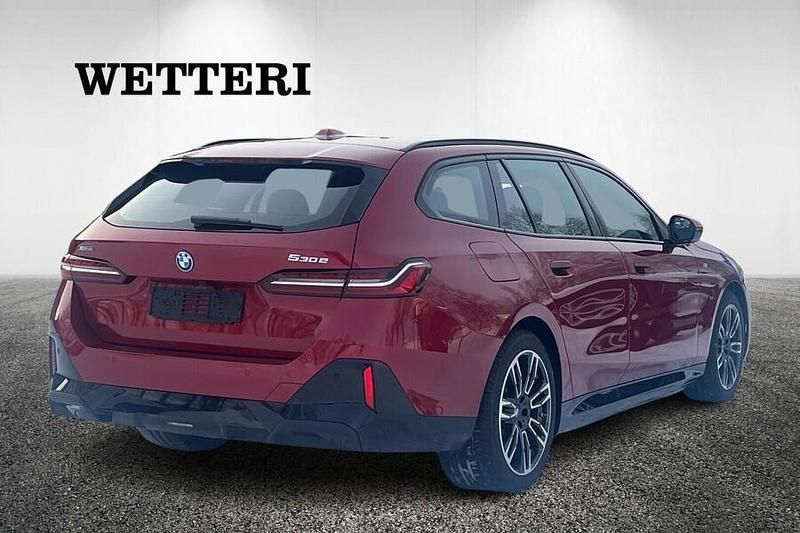 Uusi BMW 530e M Sport 299 HP (219 kW) 2025 Punainen Farmari