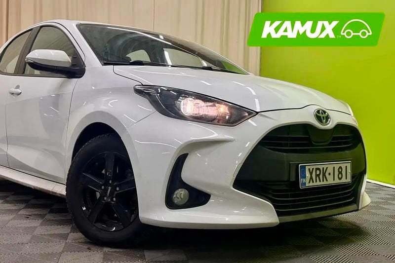 Käytetty Toyota Yaris Hybrid Active 116 HP (85 kW) 2022 Valkoinen Sedan