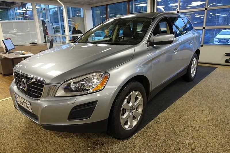 Harmaa Käytetty 2011 Volvo XC60 Summum Katumaasturi | 11 990 € (Hyvä tarjous) - Kuva 1/4