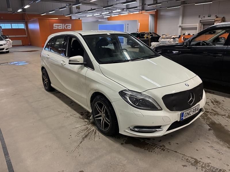 Käytetty Mercedes B180 109 HP (80 kW) 2014 Tila-auto