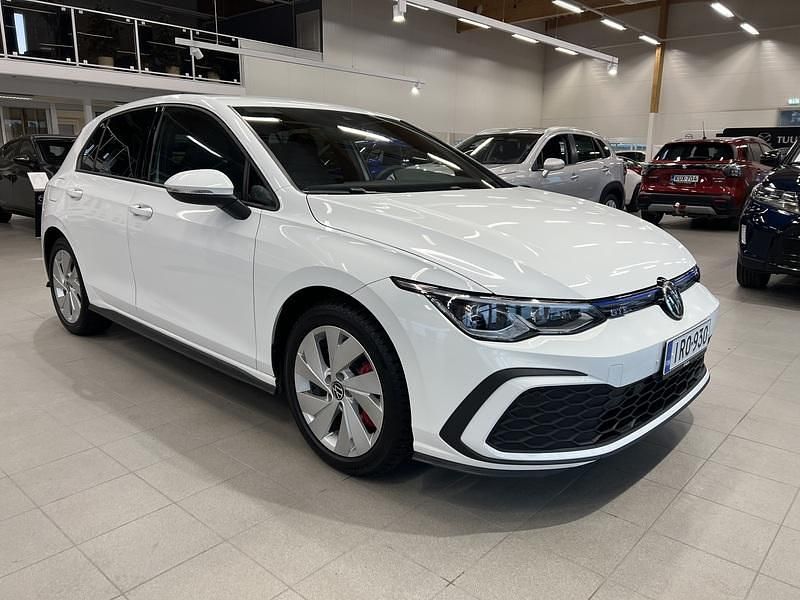 Valkoinen Käytetty 2021 VW Golf VIII GTE Viistoperä | 24 900 € (Perustarjous) - Kuva 1/4