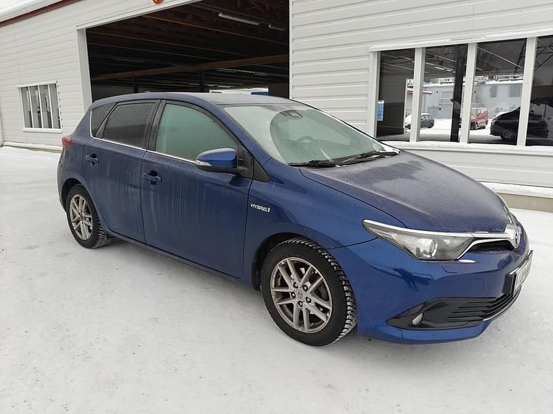 Käytetty Toyota Auris Hybrid Active 99 HP (72 kW) 2016 Sininen Viistoperä