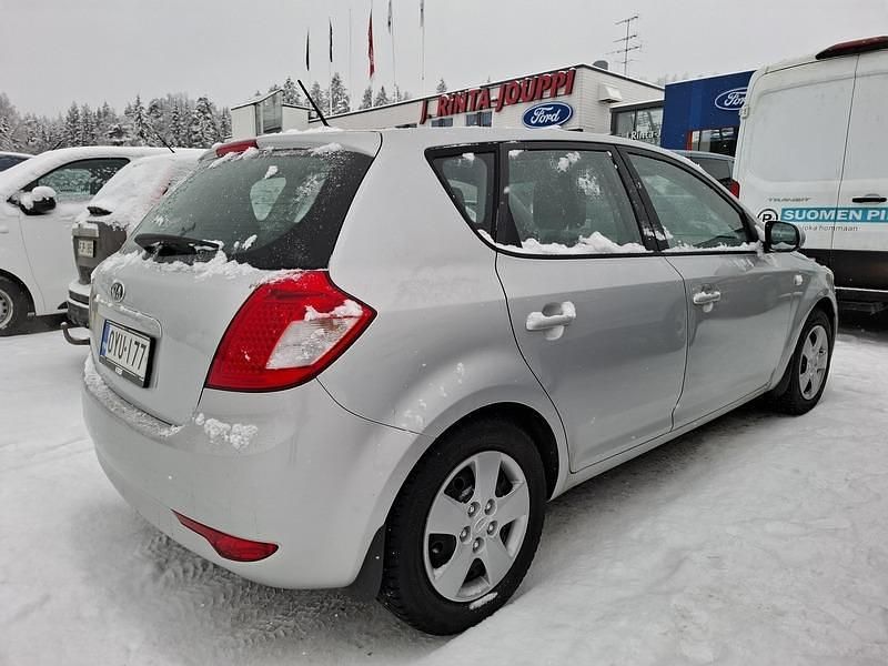Käytetty Kia Ceed LX 105 HP (77 kW) 2011 Hopea Viistoperä
